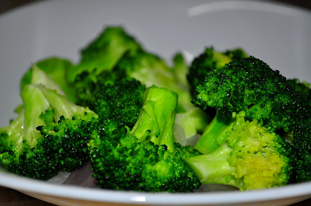 I broccoli al pomodoro per un contorno sfizioso