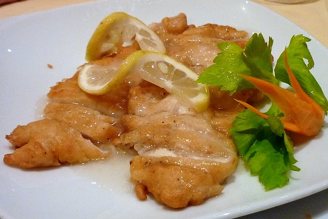 La ricetta del pollo con foglie di limone spiegata passo dopo passo