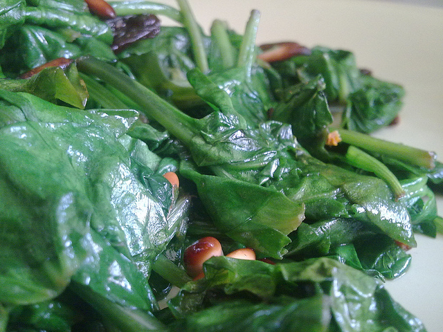 Gli spinaci alla catalana con la ricetta veloce