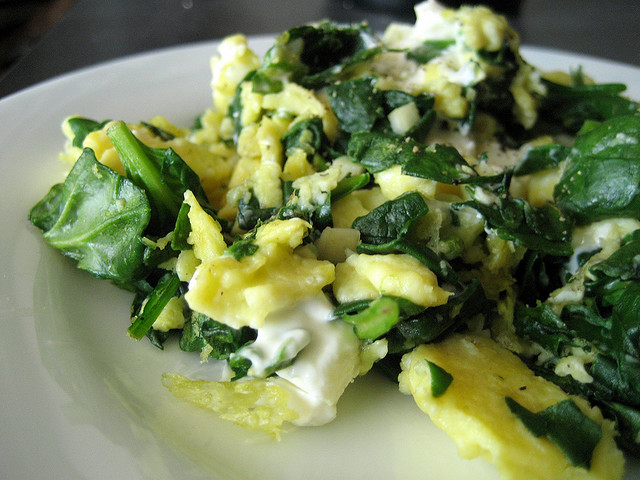 Gli spinaci con uova e formaggio per un secondo piatto ricco