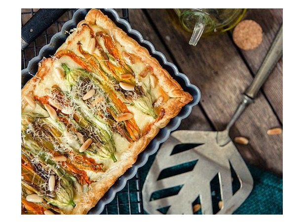 La ricetta della torta salata con stracchino e fiori di zucca da gustare fredda