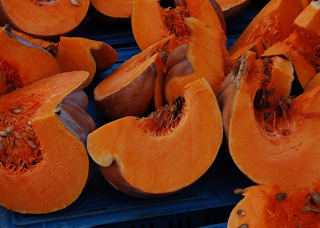 La zucca al forno con patate e cipolle per un contorno gustoso