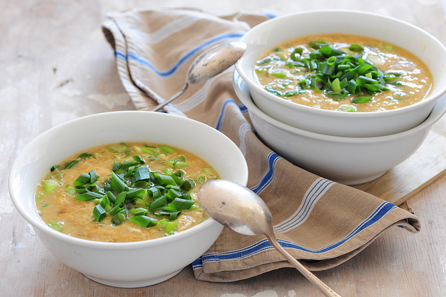 La zuppa di ceci e cavolfiore da provare con la ricetta tiepida