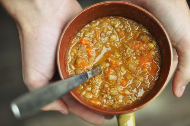 Ecco la zuppa con orzo e lenticchie per una cena gustosa