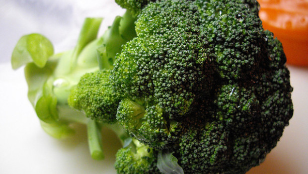 I broccoli con acciughe e capperi per un contorno saporito