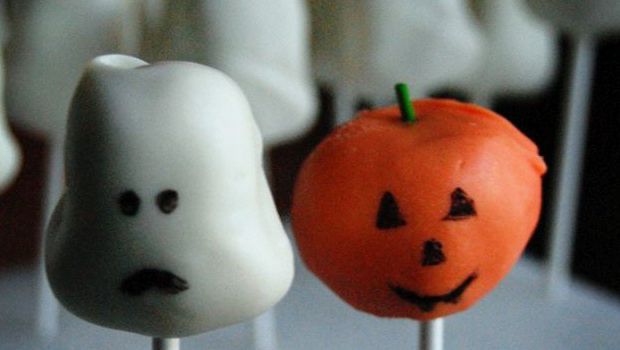 I pop cake di Halloween con decorazioni mostruose