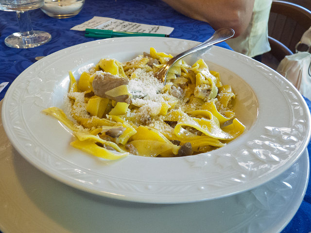 La pasta ai porcini e panna per un primo sfizioso