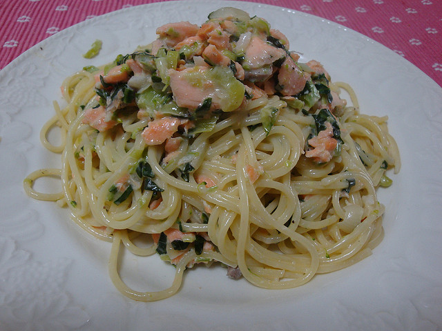 La pasta ai porri e salmone affumicato per un primo piatto gustoso