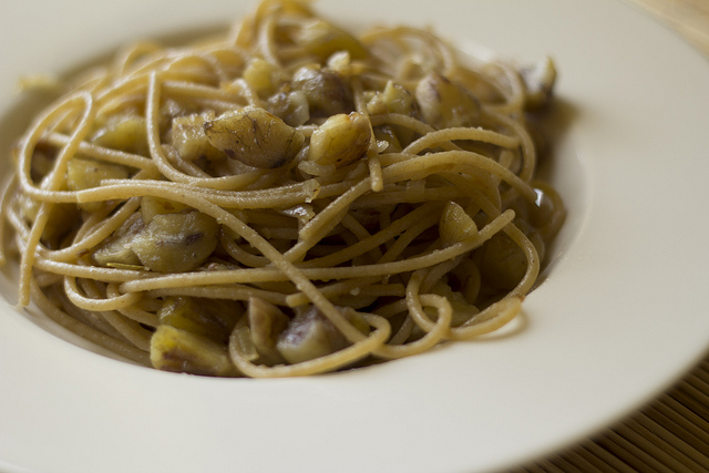 La pasta alle castagne e funghi porcini per un primo piatto autunnale