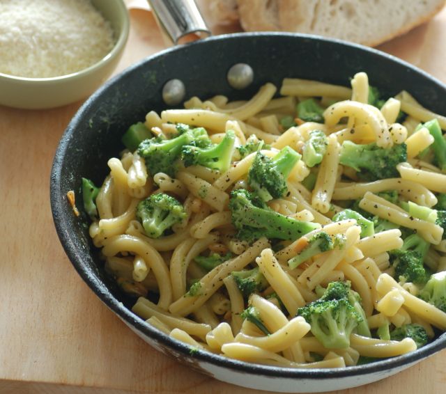 La pasta con broccoli e ricotta salata con la ricetta facile