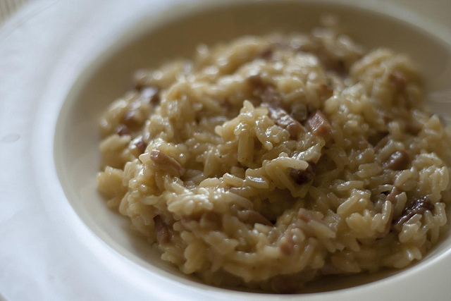 La ricetta del risotto con speck e scamorza per la cena autunnale