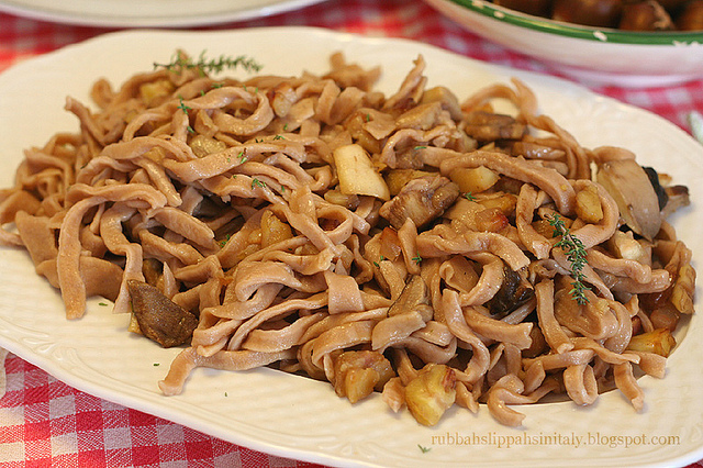 Come fare le tagliatelle con castagne e funghi