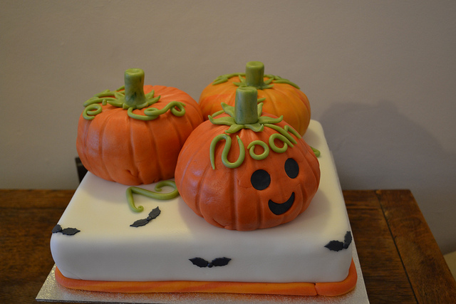 Come fare la torta a forma di zucca con la pasta di zucchero