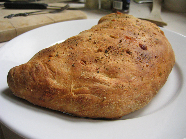 Il calzone di cipolla da fare con la ricetta pugliese