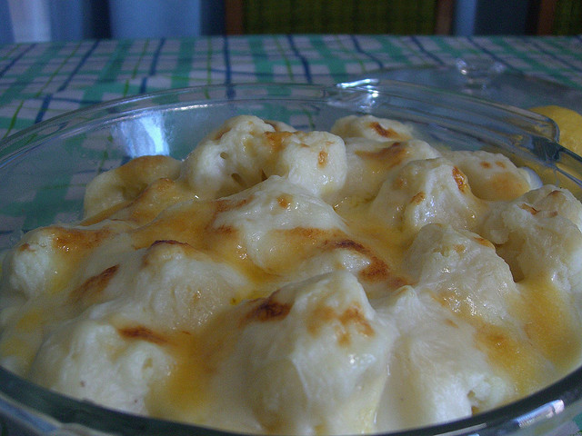 Il cavolfiore e patate al forno con besciamella per un secondo appagante