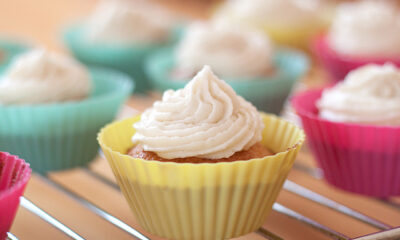 Il frosting al cioccolato bianco con la ricetta veloce