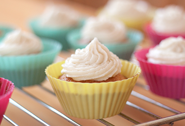 Il frosting al cioccolato bianco con la ricetta veloce