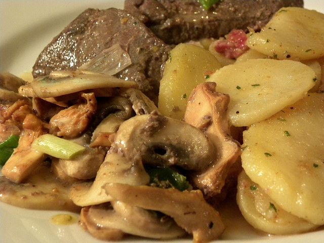 Come preparare i funghi e patate al forno alla ligure