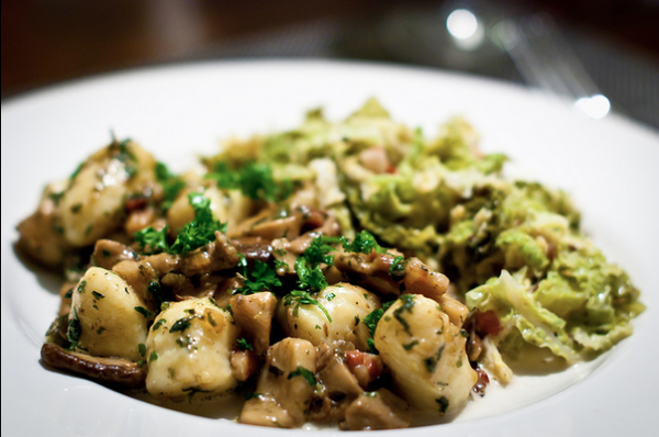 Gnocchi con funghi e salsiccia: la ricetta per un primo piatto sfizioso