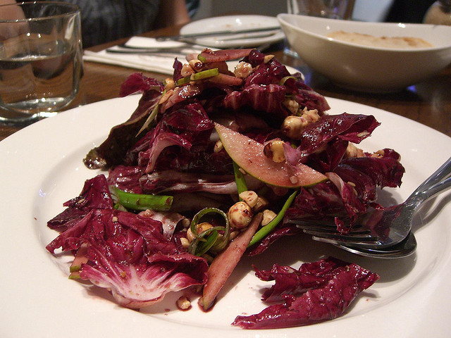 L&#8217;insalata di radicchio e mele per un contorno sfizioso