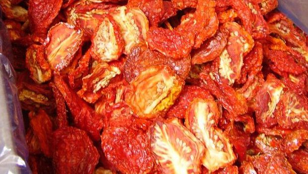 La cicoria con pomodori secchi con la ricetta facile