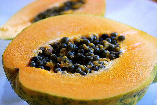 La papaya al forno con la ricetta del dessert di fine pasto