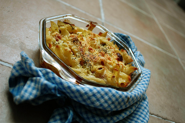 La pasta al cavolfiore e salsiccia al forno per un pranzo gustoso