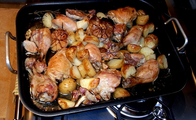 Come preparare le patate novelle al forno con pollo