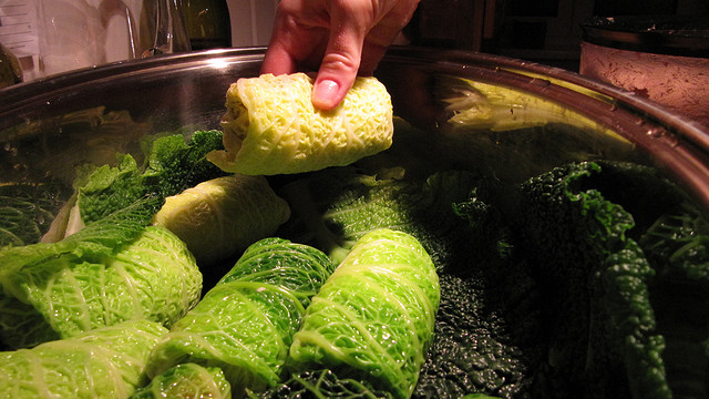 Come preparare la verza ripiena con salsiccia per un secondo appagante