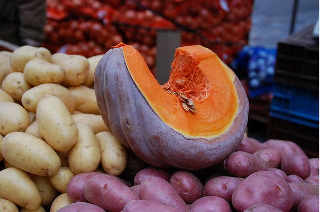 Zucca e patate gratinate al forno per un contorno gustoso