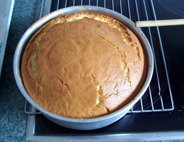 La torta al latte caldo con la ricetta facile e gustosa