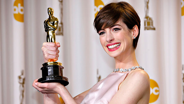 Anne Hathaway interrompe la dieta vegana: “Stavo male”