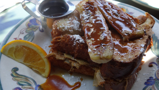 Banane caramellate al forno: la ricetta per un dessert goloso