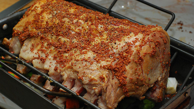 Il carrè di maiale al forno con patate per il pranzo di Natale