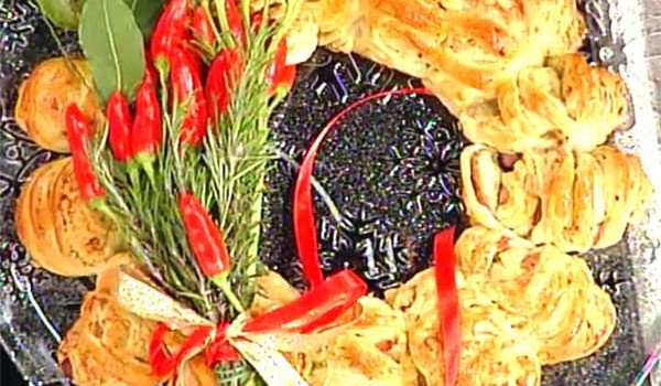 La ricetta della ghirlanda natalizia con salmone e noci
