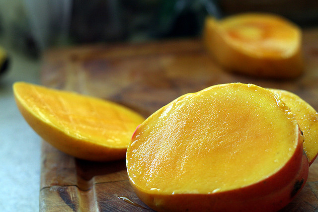 La torta al mango e cioccolato bianco per il dessert di fine pasto