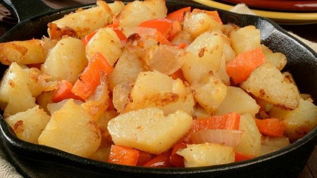 Patate in padella con peperoni e cipolla: la ricetta sfiziosa