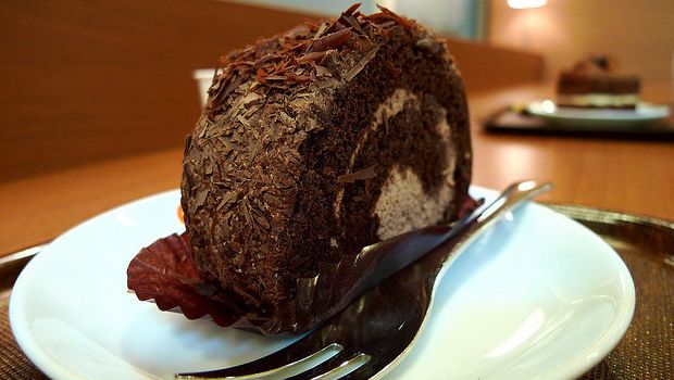 Il rotolo al cioccolato e ricotta per il dessert di fine pasto