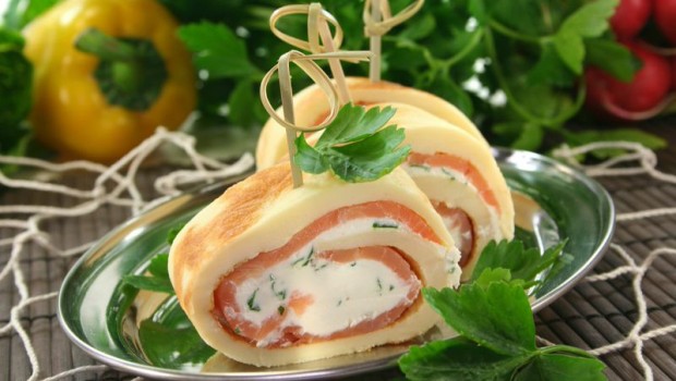 Rotolini di omelette con salmone e formaggio alle erbe: la ricetta per un antipasto sfizioso