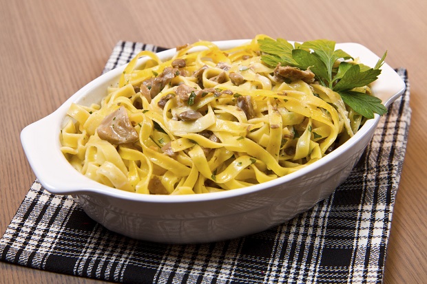 Le tagliatelle ai funghi porcini e panna da fare per il pranzo autunnale