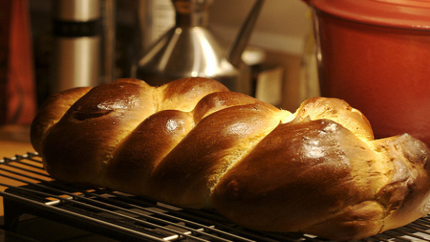 Treccia dolce con uvetta: la ricetta golosa con il Bimby