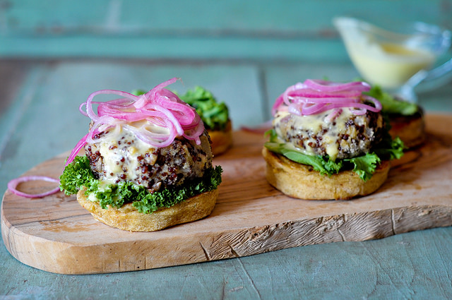 I burger di quinoa con la ricetta vegan