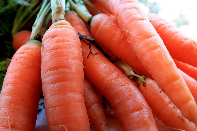 Come preparare le carote con panna e prezzemolo