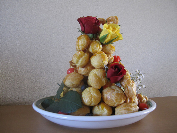 Come fare il croquembouche con la ricetta da “Il più grande Pasticcere”