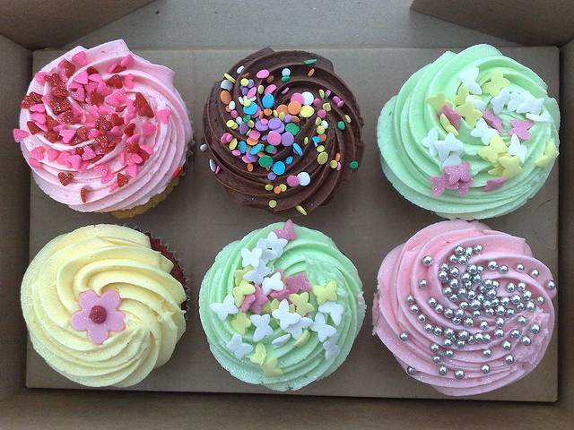 Ecco i cupcakes al cioccolato con glassa colorata