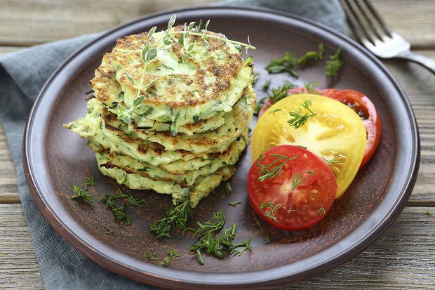 Le frittelle di zucchine da fare in casa per la cena