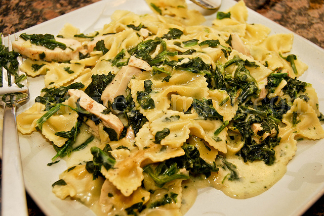 Ecco la pasta con spinaci e mozzarella per un primo gustoso