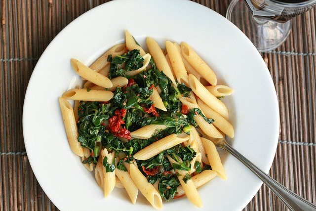 Pasta integrale con cavolo verza e pomodori secchi: la ricetta light e sfiziosa