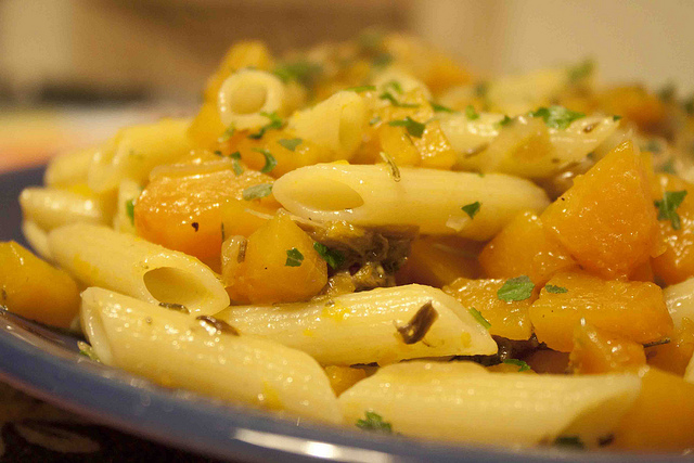 Pasta all&#8217;uovo con zucca, salsiccia e funghi: la ricetta gustosa