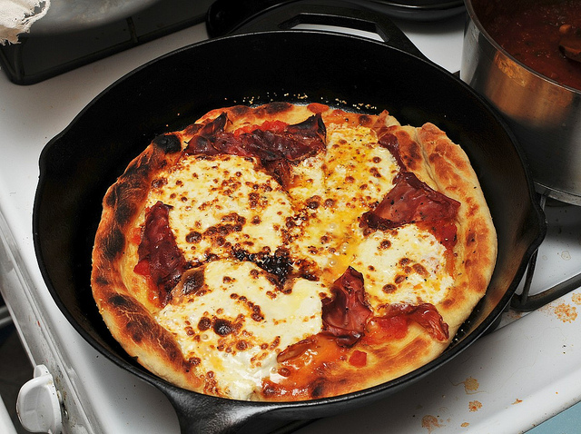 La pizza in padella da fare con la ricetta facile e veloce